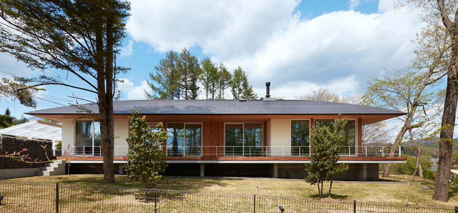 ウッドデッキ付き平屋建て別荘