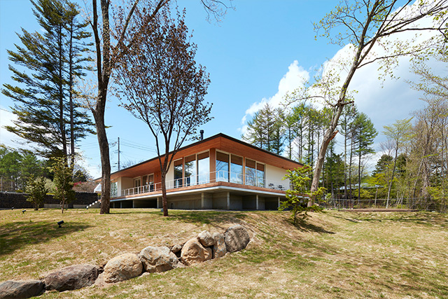 ウッドデッキ付き平屋建て別荘