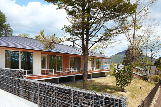 ウッドデッキ付き平屋建て別荘