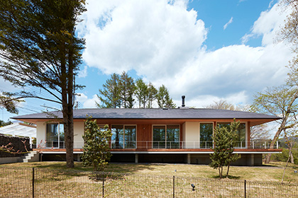 丘の上に建つ平屋建ての別荘建築