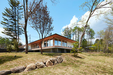 ウッドデッキ付き平屋建て別荘