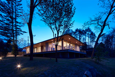 ウッドデッキ付き平屋建て別荘