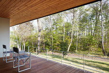 ウッドデッキ付き平屋建て別荘