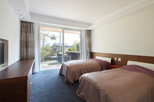 ウッドデッキ付き平屋建て別荘