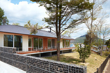 ウッドデッキ付き平屋建て別荘