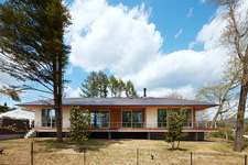 ウッドデッキ付き平屋建て別荘