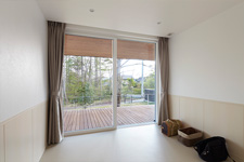 ウッドデッキ付き平屋建て別荘