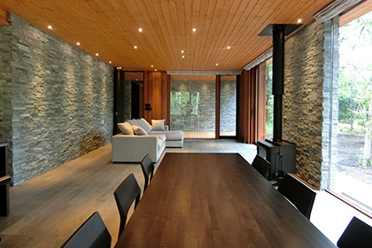 森の中に佇む温もりのある別荘建築